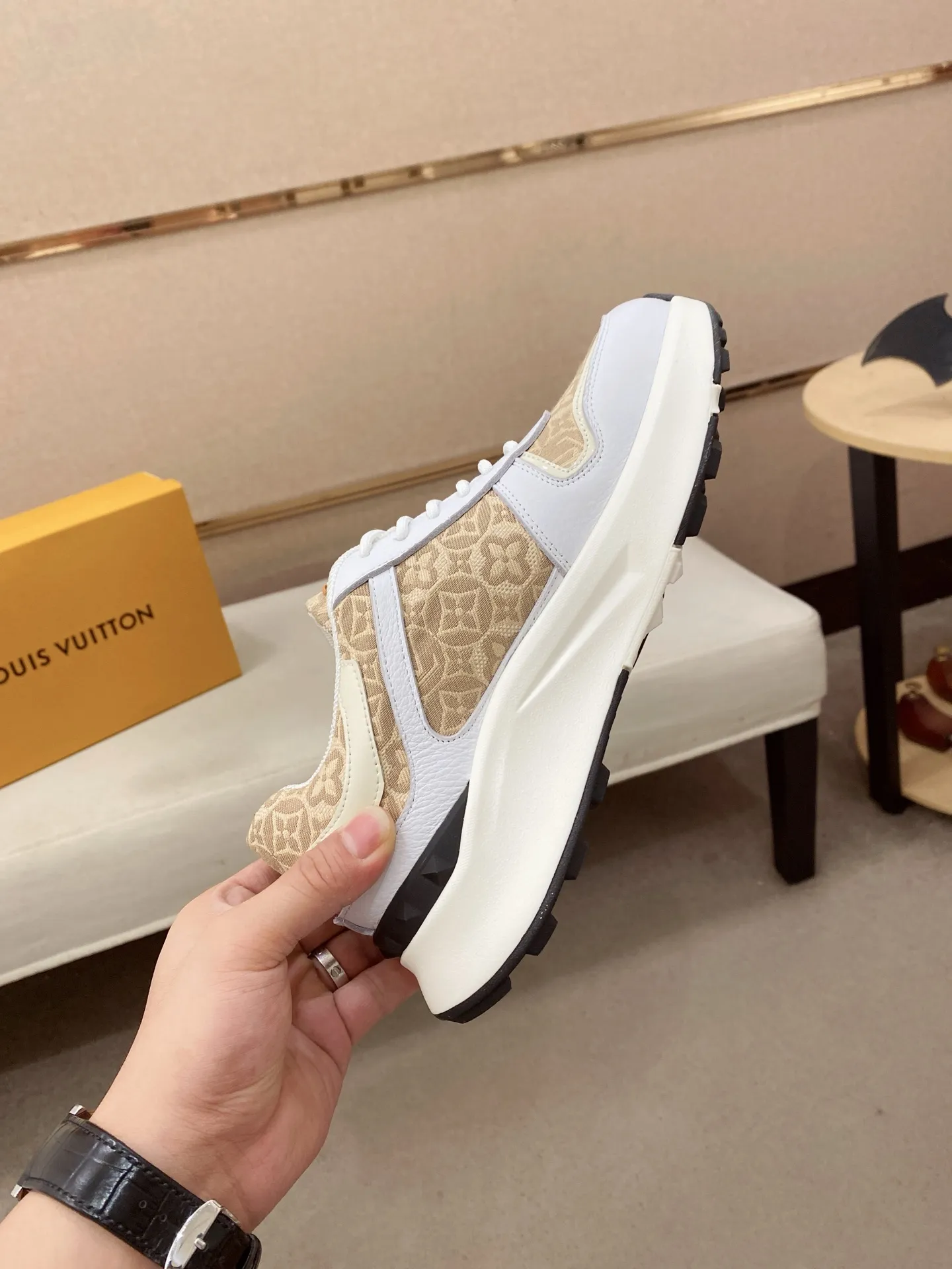 Men's shoes💰 462💰louis vuitton (Louis Vuitton/lv)🔍🔍The new counters are on sale at the same time. The uppers are imported from Italy. ️Re-engraved🇮🇹💪💪, ⚠Sole: The original sole is specially provided by the original factory, the exclusive movable molded sole is super comfortable, ⚠Original factory follow-up goods, 🔍🔍high quality, you can go in and out of the counter at will, welcome to compare⚠. Code number: 38-44 (45/46 customized, non-refundable)